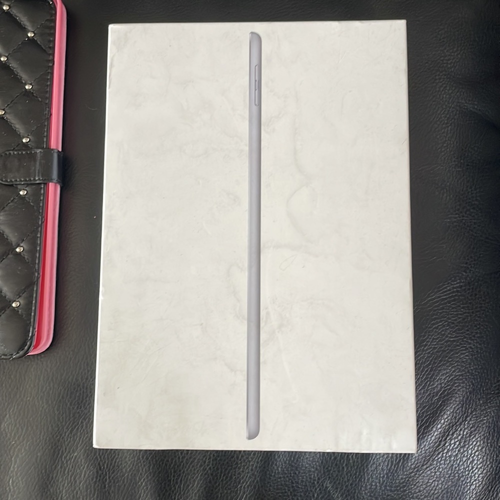 Like new IPad 6generation 32G. Comes with extras!